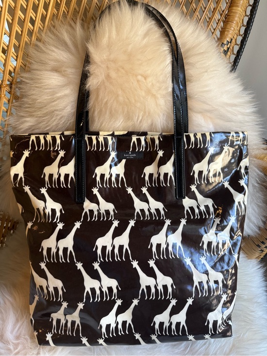 kate spade Handbags - Kate Spade Daycation  Giraffe Print Bon Shopper Tote Bag